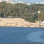 В Україну повернулося літо: що відбувається на київських пляжах