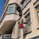 У Києві рятувальники зняли жінку з балкона 11 поверху