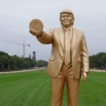 У Вашингтоні встановили "золоту" статую Трампа
