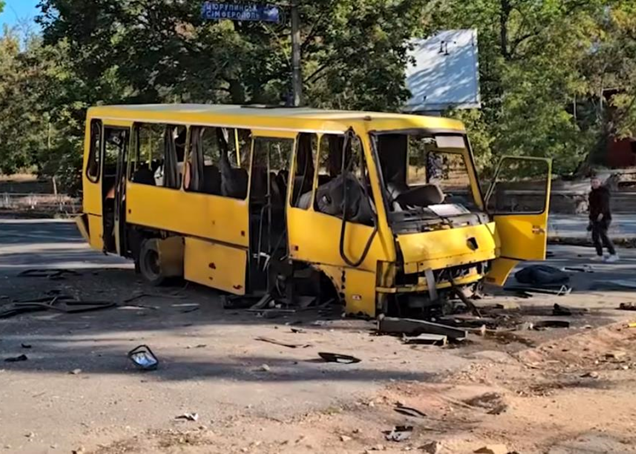 Росіяни обстріляли Херсон: влучили в маршрутку