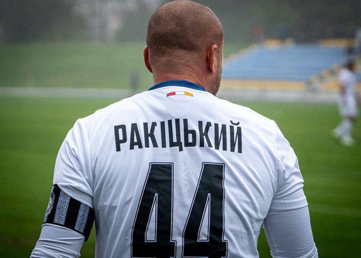 Ракіцький б'є головою, та не у ворота, а суперника