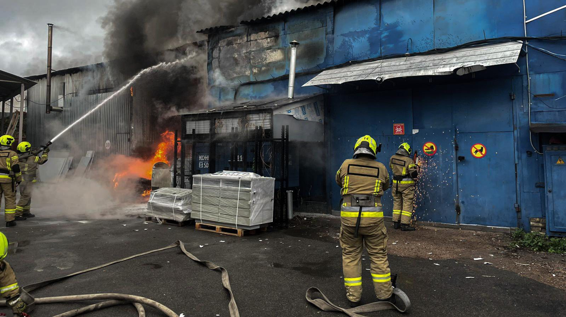 В Києві горіла складська будівля: пожежу ліквідовано