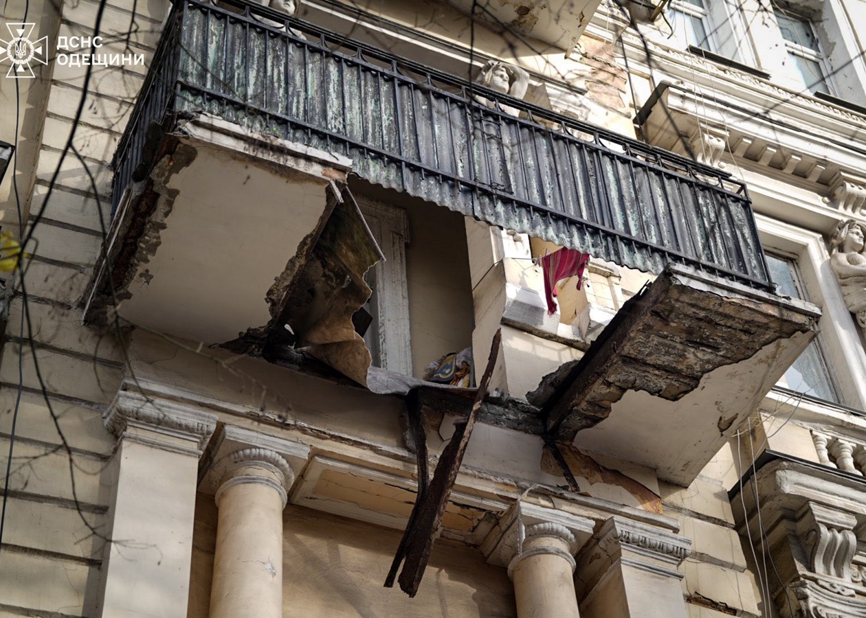 В Одесі обвалився балкон, постраждали дві жінки