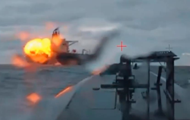 Не доплив до Новоросійська: Морські дрони уразили черновий танкер “тіньового флоту” Росії