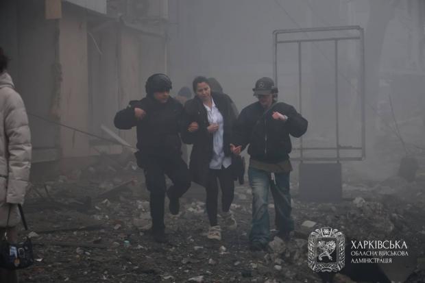 Удар балістикою по багатоповерхівці Харкова: Кількість поранених зросла до 19, під завалами ще можуть бути люди