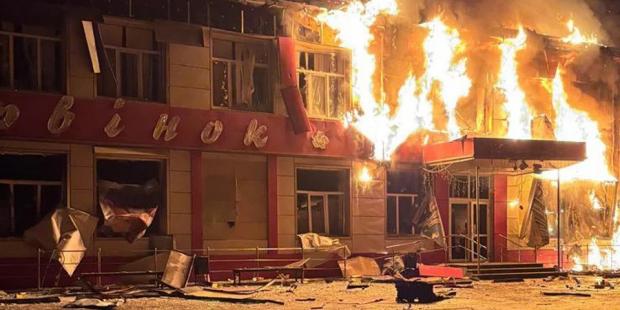 Черговий воєнний злочин: На Харківщині окупанти вдарили дроном по магазину з людьми, виникла пожежа (фото)