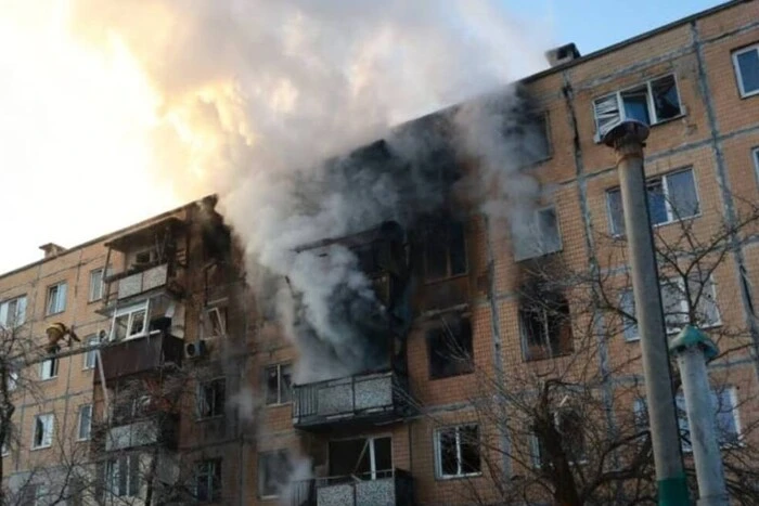 Окупанти вдарили дроном по багатоповерхівці у Харкові: семеро поранених