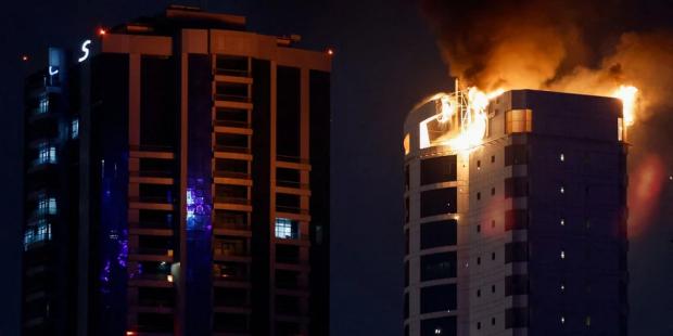 Дим підіймається з палаючої будівлі у Манамі, Бахрейн, 28 лютого 2026 року (Фото: REUTERS/Hamad I Mohammed)