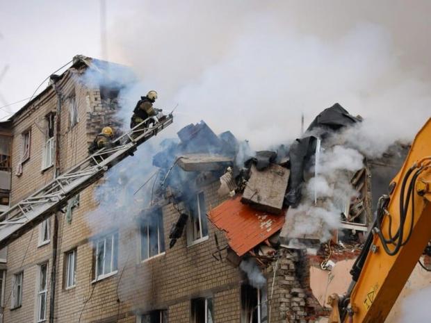 Серед загиблих - двоє дітей: РФ вдарила ракетою по п’ятиповерхівці в Харкові (фото, відео)