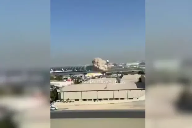 Потужні вибухи та стовп диму: Іран завдав удару по аеропорту в Дубаї (відео)