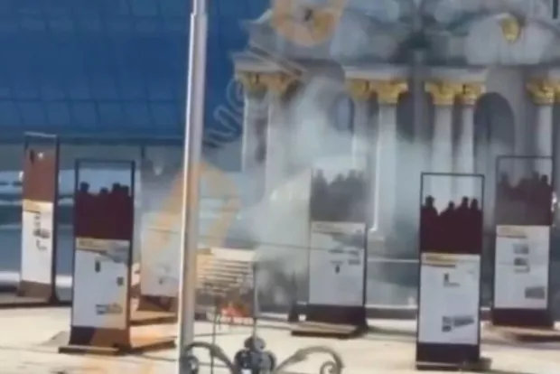 У самому центрі міста: Уламки російського дрона впали біля підніжжя Монумента Незалежності в Києві (відео)