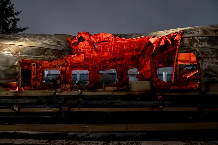 «Укрзалізниця» показала міжнародним делегаціям знищений дроном вагон (фото)