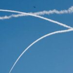 Уламки впали поблизу Стіни плачу: Іран атакував Ізраїль балістичними ракетами (відео)