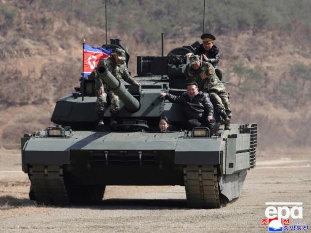 "Збиває всі ракети й дрони": Кім Чен Ин із донькою випробували новий танк, який "не має аналогів" (фото)