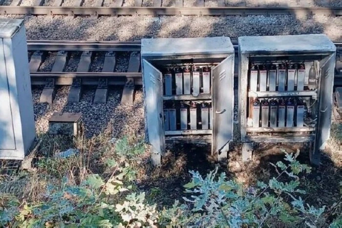 Суд виніс вирок диверсанту, який за $100 підпалив релейну шафу «Укрзалізниці» на Київщині