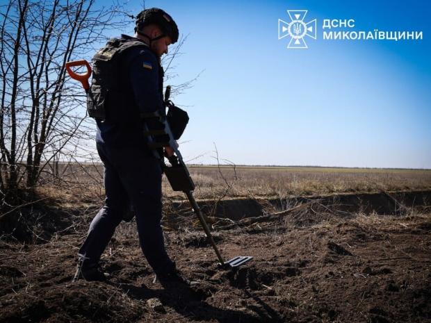 “Росіяни дистанційно мінують дороги в Україні на 15-20 км углиб”: Міноборони попередило про небезпеку