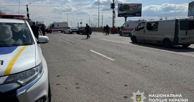 Люди на дорозі загинули у власних авто, на місці влучань – пожежа: Росіяни вдарили по Дніпру балістикою (фото)