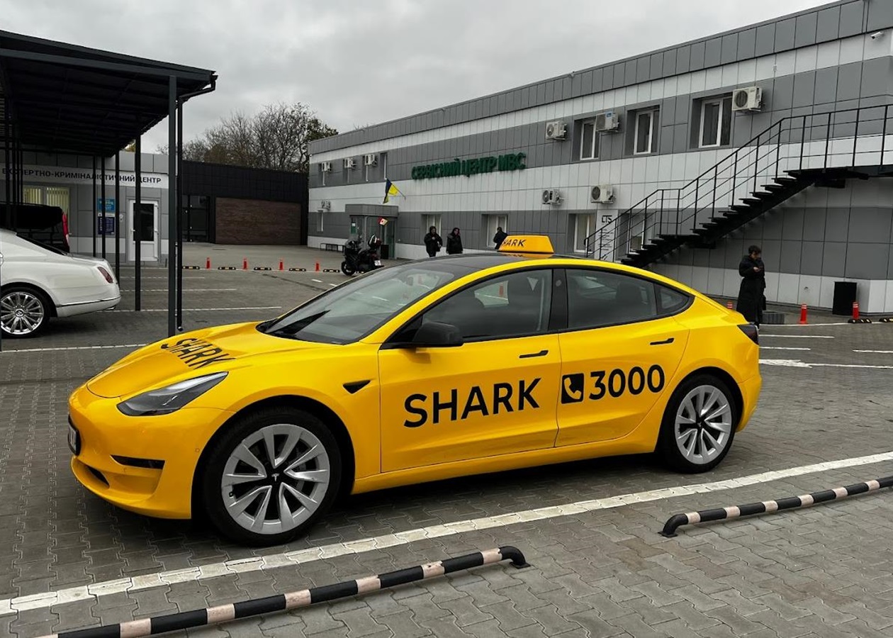 Таксі Tesla плутаються у маршрутах і висаджують пасажирів на швидкості