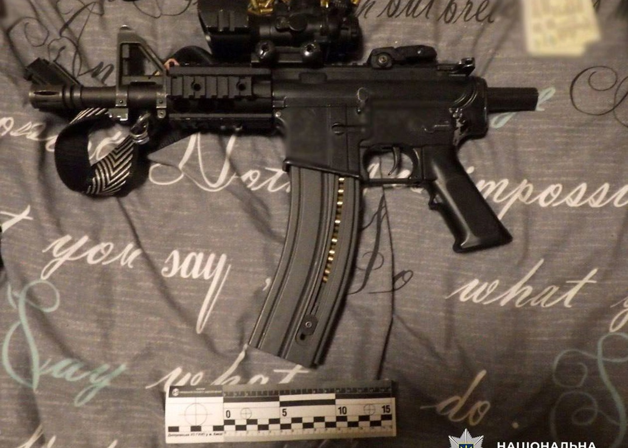 У Києві затримали озброєного чоловіка