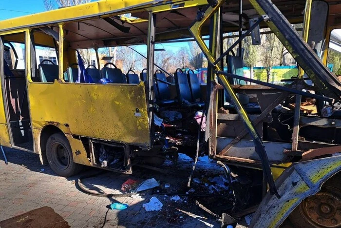 Окупанти вдарили дроном по автобусу в центрі Нікополя: троє загиблих, 16 поранених
