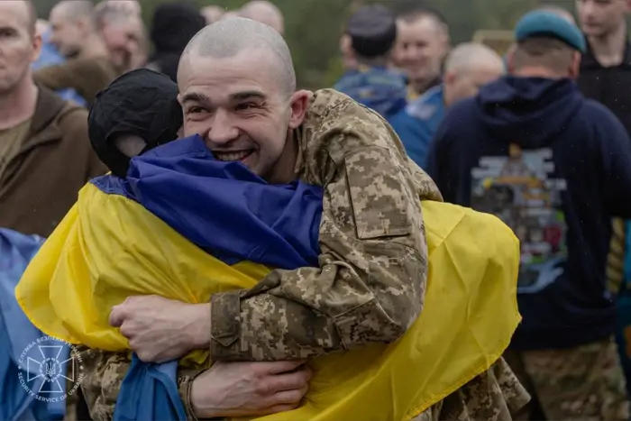 Звільнені з полону захисники заспівали гімн України (відео)