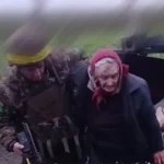 «Бабусю, сідай». Військові евакуювали з-під обстрілів літню жінку наземним роботом