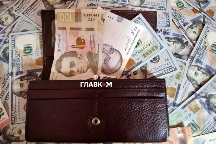 Українці почали нести до банків більше готівки. Нацбанк назвав причину