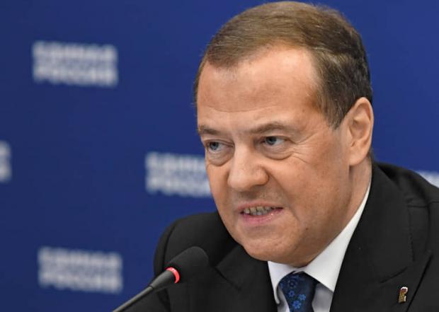 "Біла гарячка" не полишає коридорів Кремля: Дмитро Медведєв опублікував ШІ-відео, на якому "знищує" портрети Мерца, Стармера і фон дер Ляєн у шредері (відео)