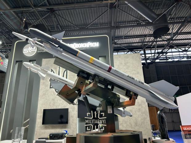 Український комплекс протиповітряної оборони Dragon з ракетами R-60 (AA-8 Aphid), R-73 (AA-11 Archer) та AIM-9M Sidewinder на виставці Eurosatory у Парижі. Червень 2026. Фото: Мілітарний