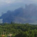 На російському Передураллі далекобійні дрони атакували великий НПЗ "Газпрому" (відео)