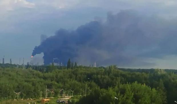 На російському Передураллі далекобійні дрони атакували великий НПЗ "Газпрому" (відео)