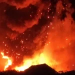 На Київщині спалахнула масштабна пожежа після атаки дронів – ЗМІ