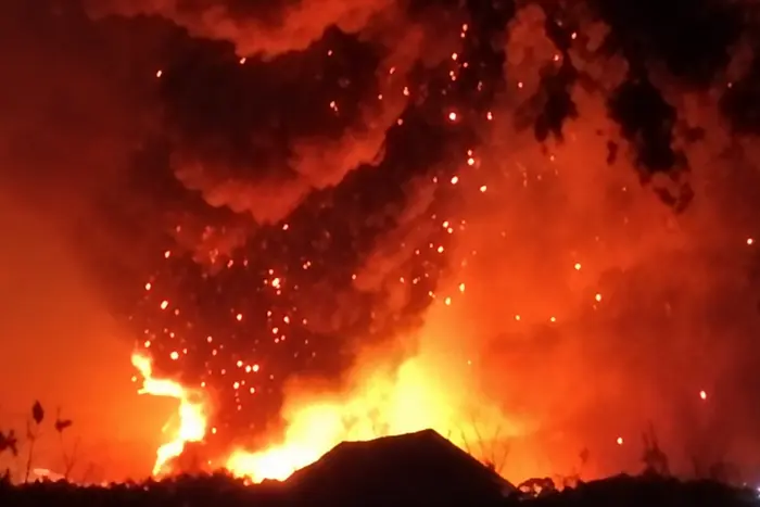На Київщині спалахнула масштабна пожежа після атаки дронів – ЗМІ