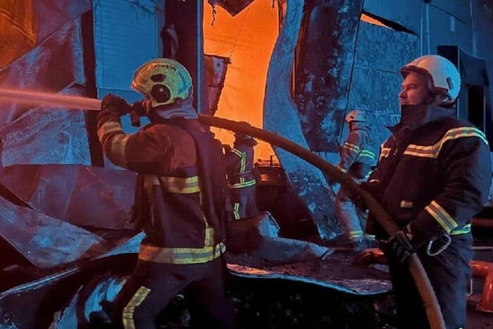 Росіяни атакували склади на Київщині: гасіння пожежі у Бучанському районі триває