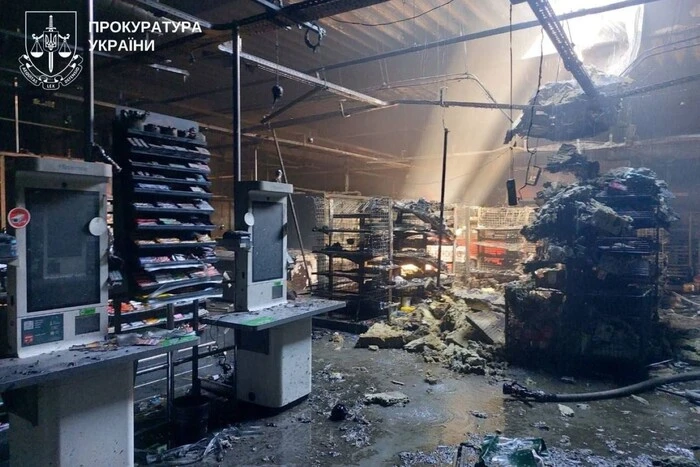 Удар по «Форі» на Київщині: рятувальники загасили пожежу, є постраждала (оновлено)