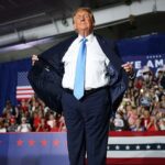 Трамп "роздає" американцям гроші перед виборами - ЗМІ