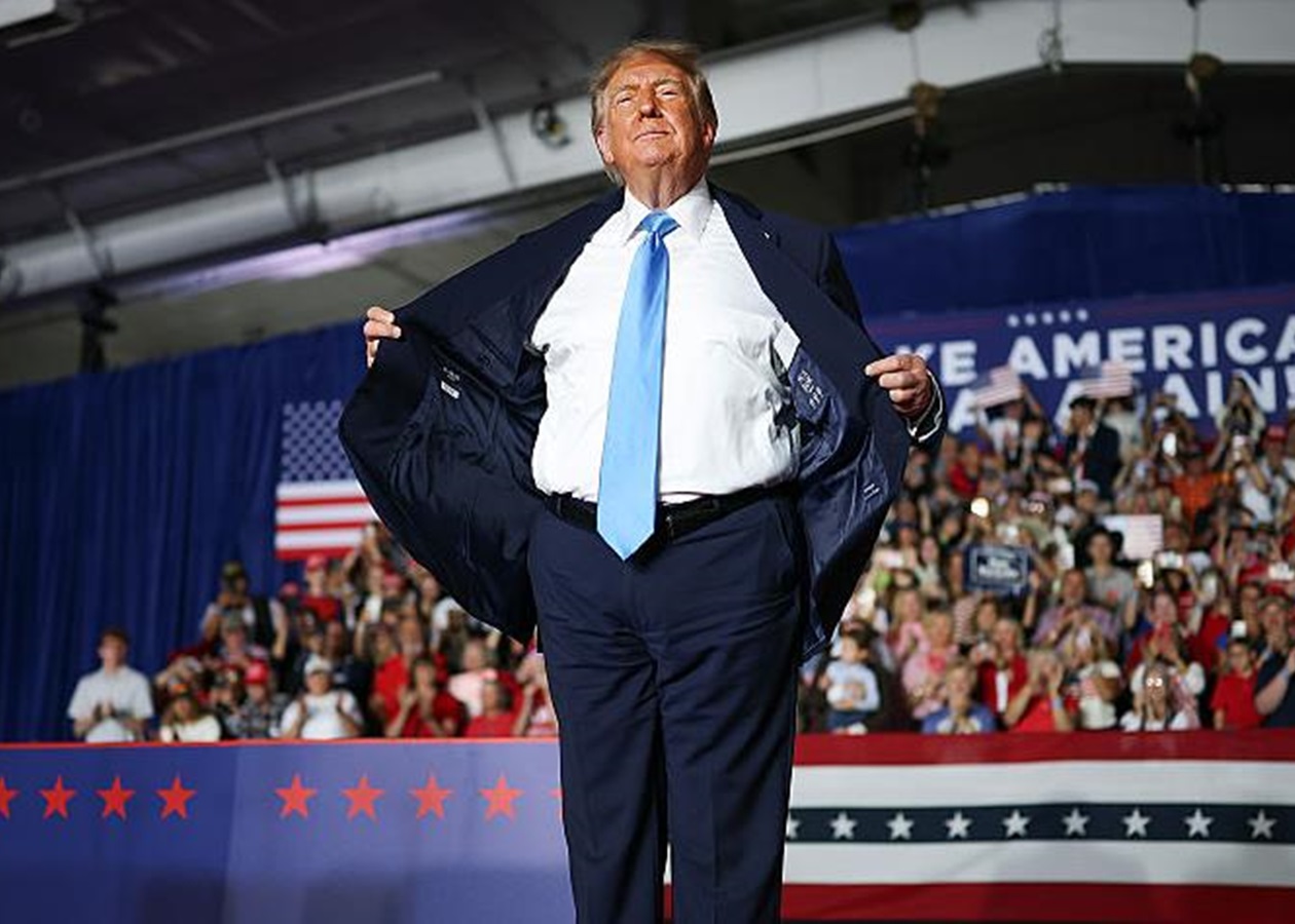 Трамп "роздає" американцям гроші перед виборами - ЗМІ